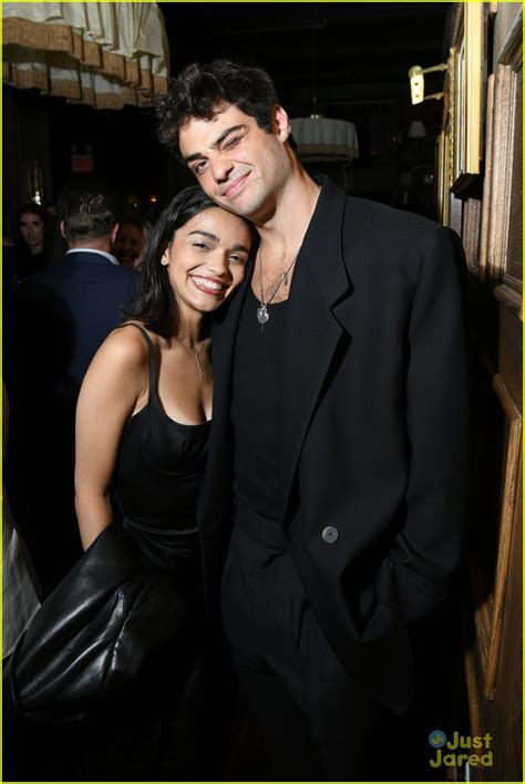 Noah Centineo and Rachel Zegler pose at the opening night after。